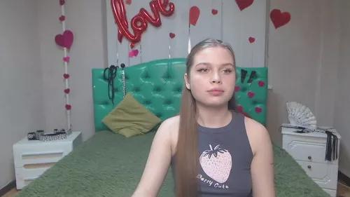 larapika from Cherry is Freechat