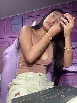 _18_laura from StripChat is Freechat