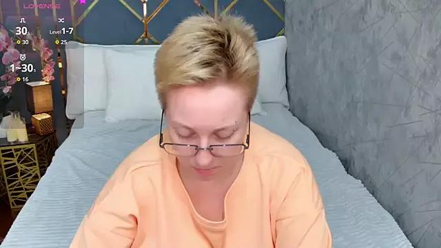 AlexandraGreen from StripChat is Freechat