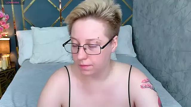 Check-out our cam rooms range and converse on a personal level with our delicious livecams streamers, showing off their spicy curves and toys.