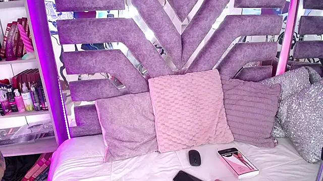 Check-out our cam rooms range and converse on a personal level with our delicious livecams streamers, showing off their spicy curves and toys.