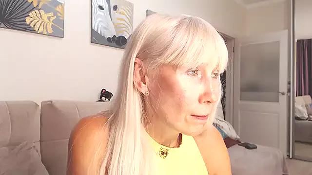 AlisaDeluxe from StripChat is Freechat