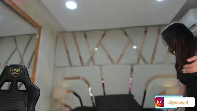 Alyn_moon from StripChat is Freechat