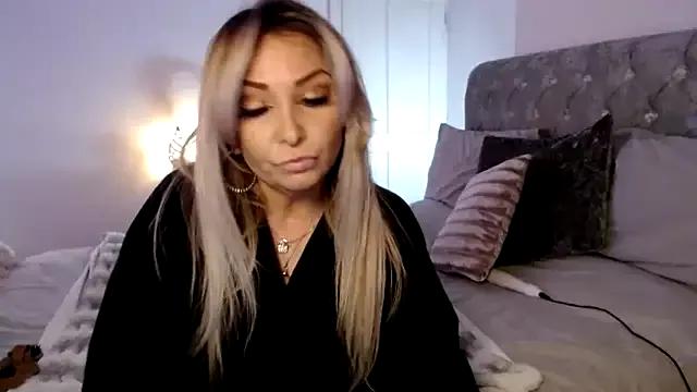 AngeleyesUK from StripChat is Freechat