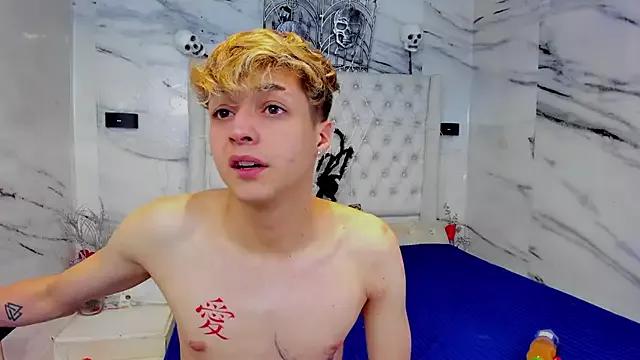 Ari_and_Storm from StripChat is Freechat