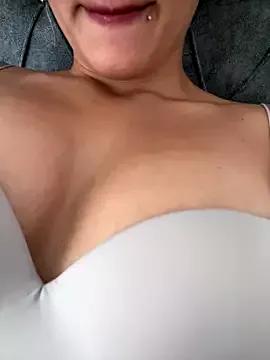 ateslimelisa from StripChat is Freechat