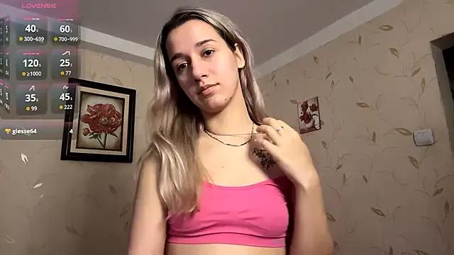 Auroragin from StripChat is Freechat