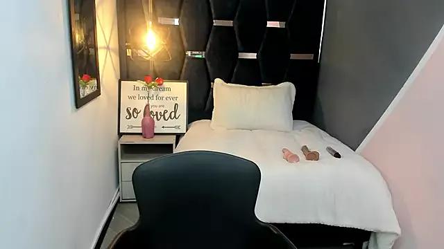 Caro_greyxxx from StripChat is Freechat