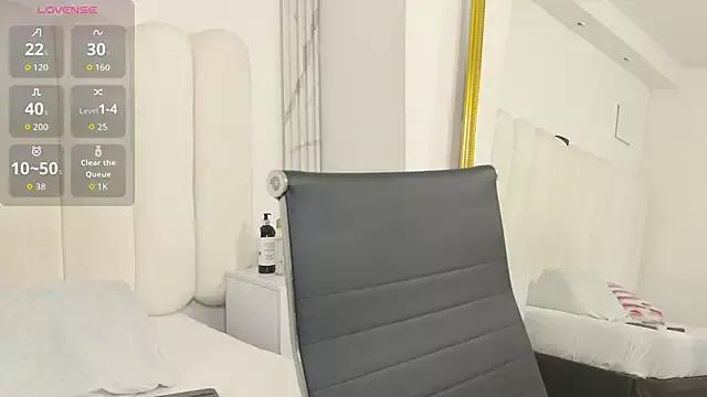 Charlotte_Martinez from StripChat is Freechat
