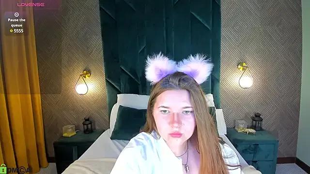 Chloee_White from StripChat is Freechat