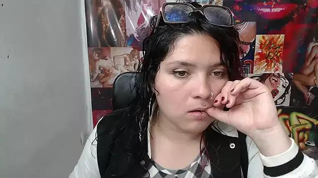 Curvy-Queen from StripChat is Freechat