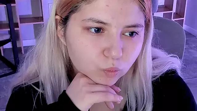 DiaAngell from StripChat is Freechat
