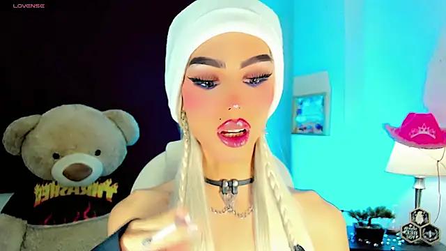 Check-out our cam rooms range and converse on a personal level with our delicious livecams streamers, showing off their spicy curves and toys.