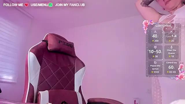 Check-out our cam rooms range and converse on a personal level with our delicious livecams streamers, showing off their spicy curves and toys.