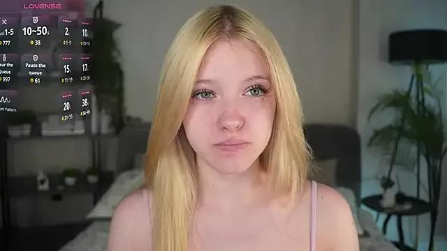 EdlaHewell from StripChat is Freechat