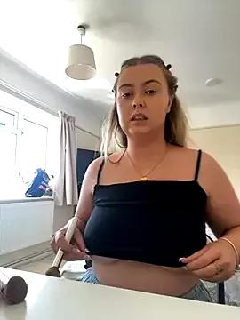 EllaSmithxox from StripChat is Freechat