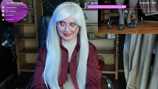 Check-out our cam rooms range and converse on a personal level with our delicious livecams streamers, showing off their spicy curves and toys.