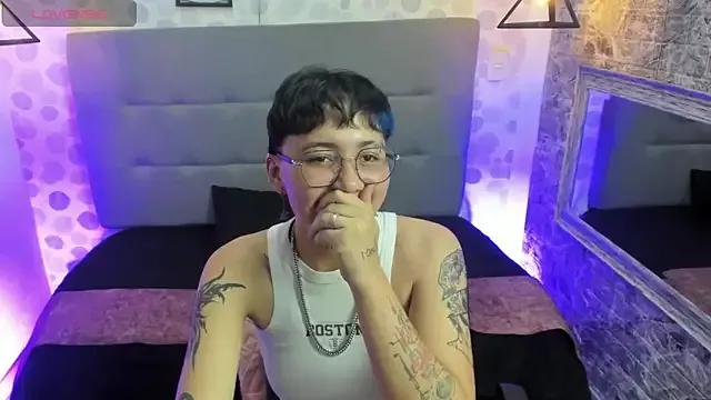 Check-out our cam rooms range and converse on a personal level with our delicious livecams streamers, showing off their spicy curves and toys.