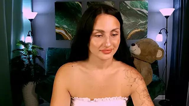 EmiliaBeynard from StripChat is Freechat