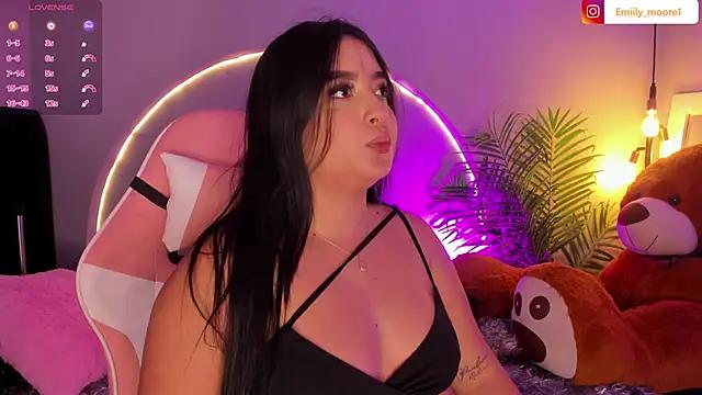 Check-out our cam rooms range and converse on a personal level with our delicious livecams streamers, showing off their spicy curves and toys.