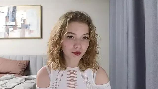 EmilyLuv from StripChat is Freechat