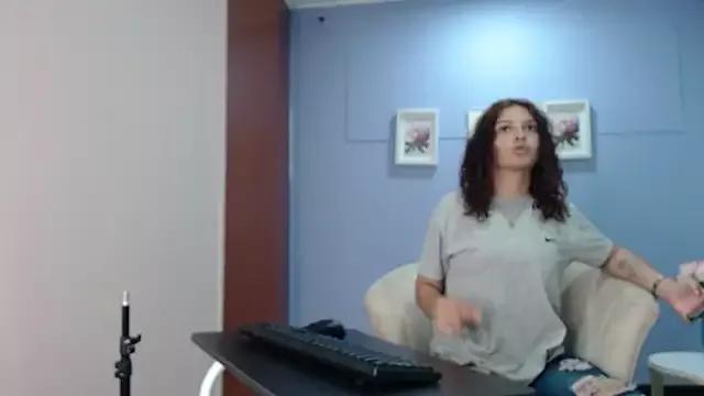 emma_esnow from StripChat is Freechat