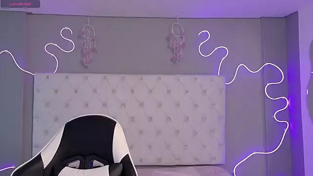 Emma_visconti from StripChat is Freechat