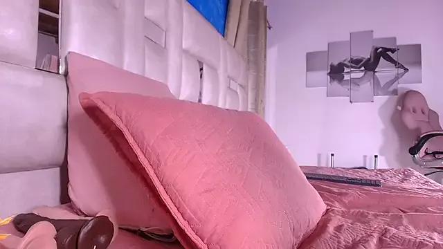 emmacurvy from StripChat is Freechat