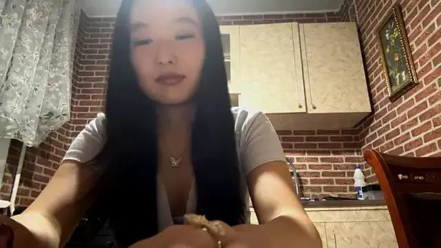 EmmaLeexth from StripChat is Freechat