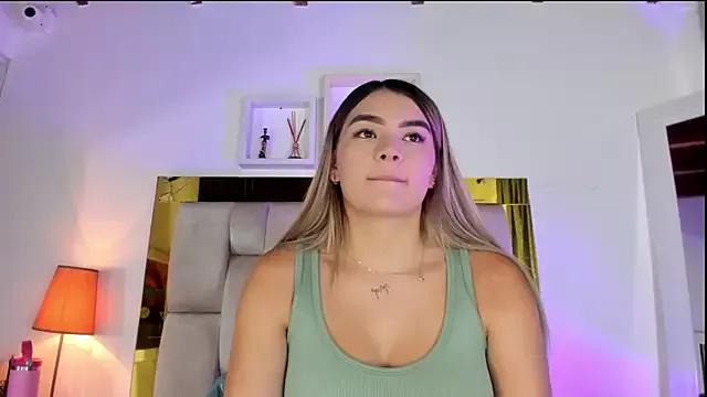 emmy_r from StripChat is Freechat