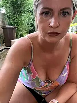 EnglishRosexxx from StripChat is Freechat