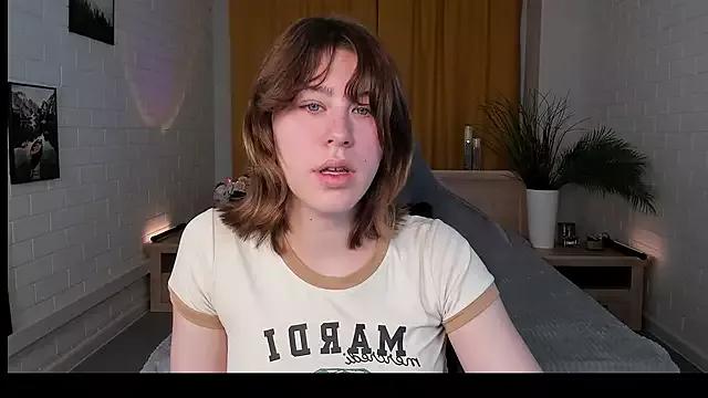 ErinKellei from StripChat is Freechat