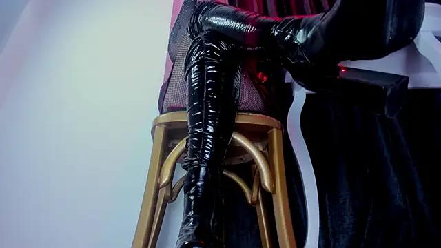 Halley_Raven from StripChat is Freechat