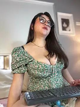 hannaasweet from StripChat is Freechat