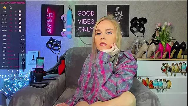 Check-out our cam rooms range and converse on a personal level with our delicious livecams streamers, showing off their spicy curves and toys.
