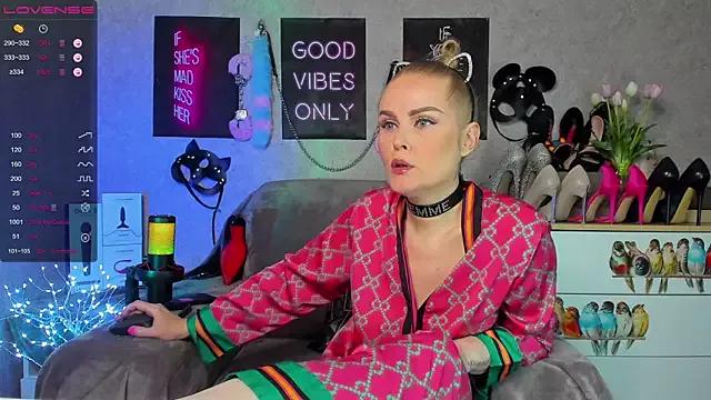 Check-out our cam rooms range and converse on a personal level with our delicious livecams streamers, showing off their spicy curves and toys.