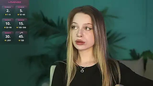 Heydoraa_ from StripChat is Freechat