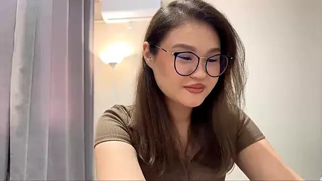 HoneyKitsu from StripChat is Freechat