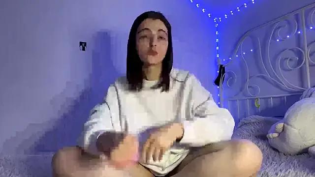 HoneyMist from StripChat is Freechat