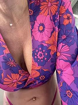 Hotnessi from StripChat is Freechat