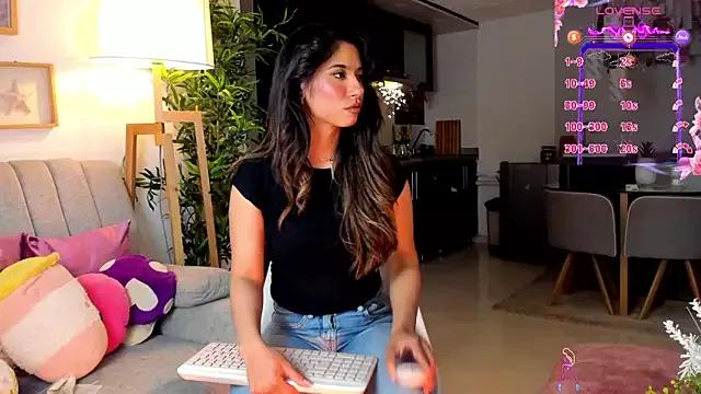 Issa_cooper from StripChat is Freechat