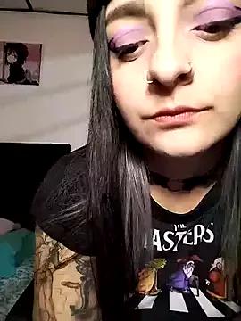 KARINNA__RAVEN from StripChat is Freechat