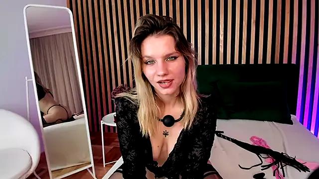 Katie_Foxxx from StripChat is Freechat