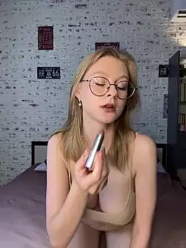 Kiki_Stacy from StripChat is Freechat