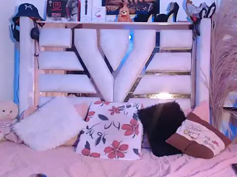 KlhoePetit from StripChat is Freechat
