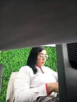 L_ucero webcams show profile image 