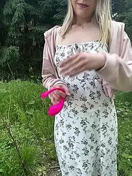 LaraBlond from StripChat is Freechat