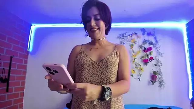 Laura_hellss from StripChat is Freechat