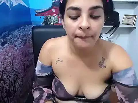 Laura_hottt from StripChat is Freechat