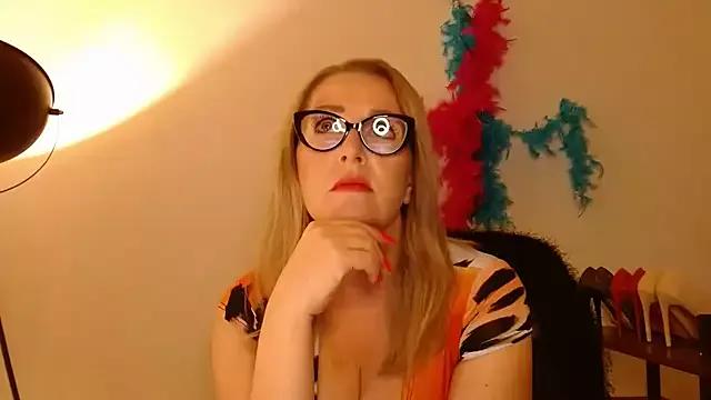 leaxSTAR from StripChat is Freechat